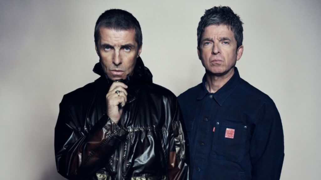 Irmãos Liam (esq.) e Noel Gallagher, do grupo britânico Oasis | Simon Emmett/Divulgação