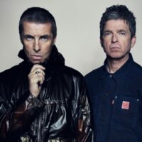 Irmãos Liam (esq.) e Noel Gallagher, do grupo britânico Oasis | Simon Emmett/Divulgação