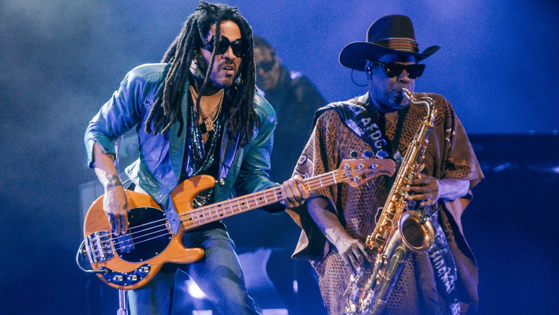 Lenny Kravitz (esq.) em show da turnê 'Blue Eletric Light' no Allianz Parque, em São Paulo | Fernando Schlaeper - 23.nov.2024/Divulgação