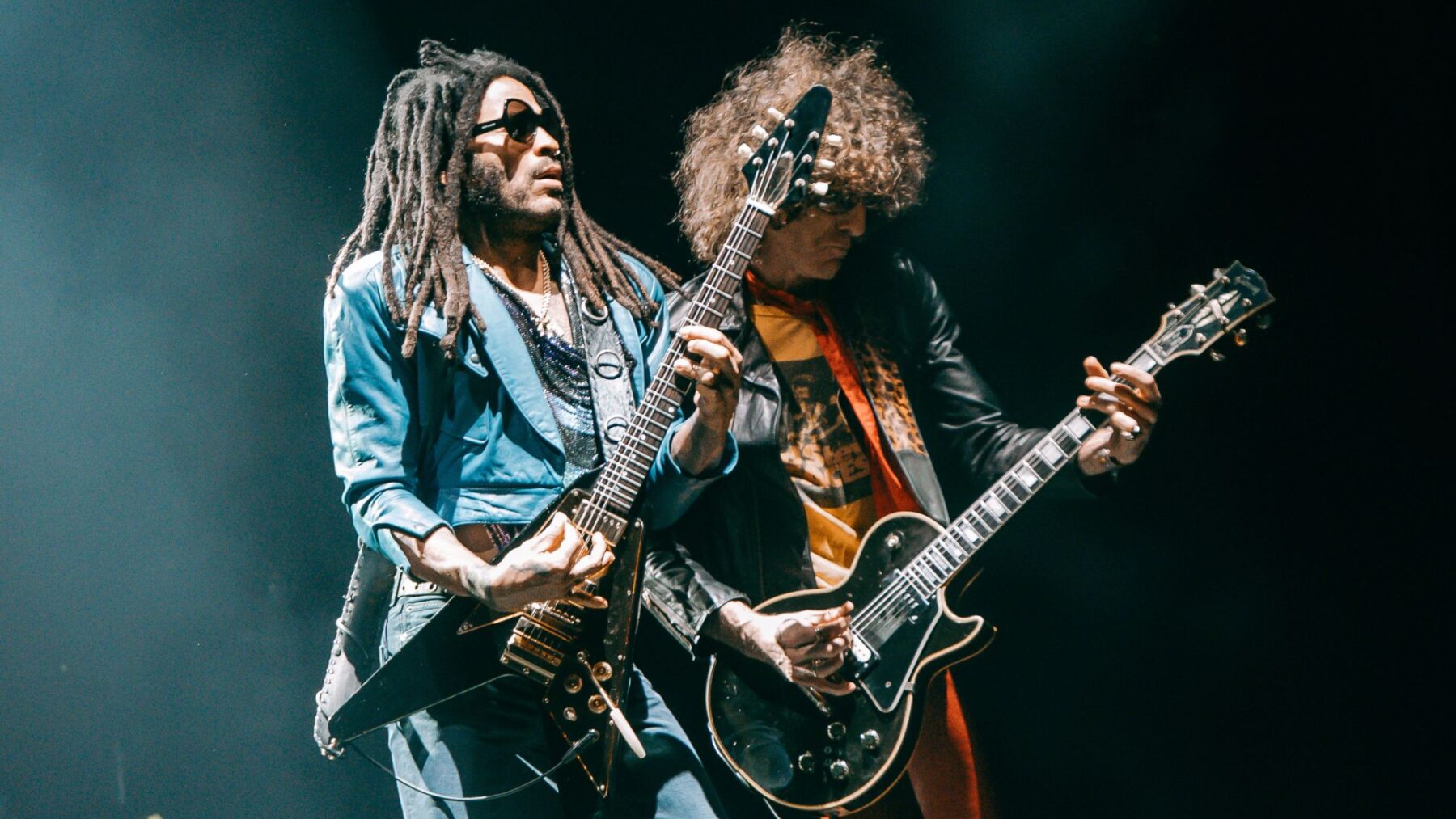 Lenny Kravitz (esq.) ao lado do guitarrista Craig Ross em show da turnê 'Blue Eletric Light' no Allianz Parque, em São Paulo | Fernando Schlaeper - 23.nov.2024/Divulgação