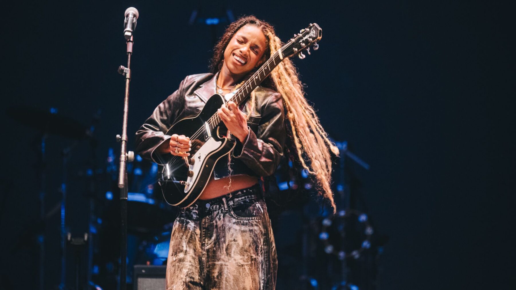 Cantora inglesa Lianne La Havas em show de abertura de Lenny Kravitz no Allianz Parque, em São Paulo | 23.nov.2024/Flashbang/Divulgação