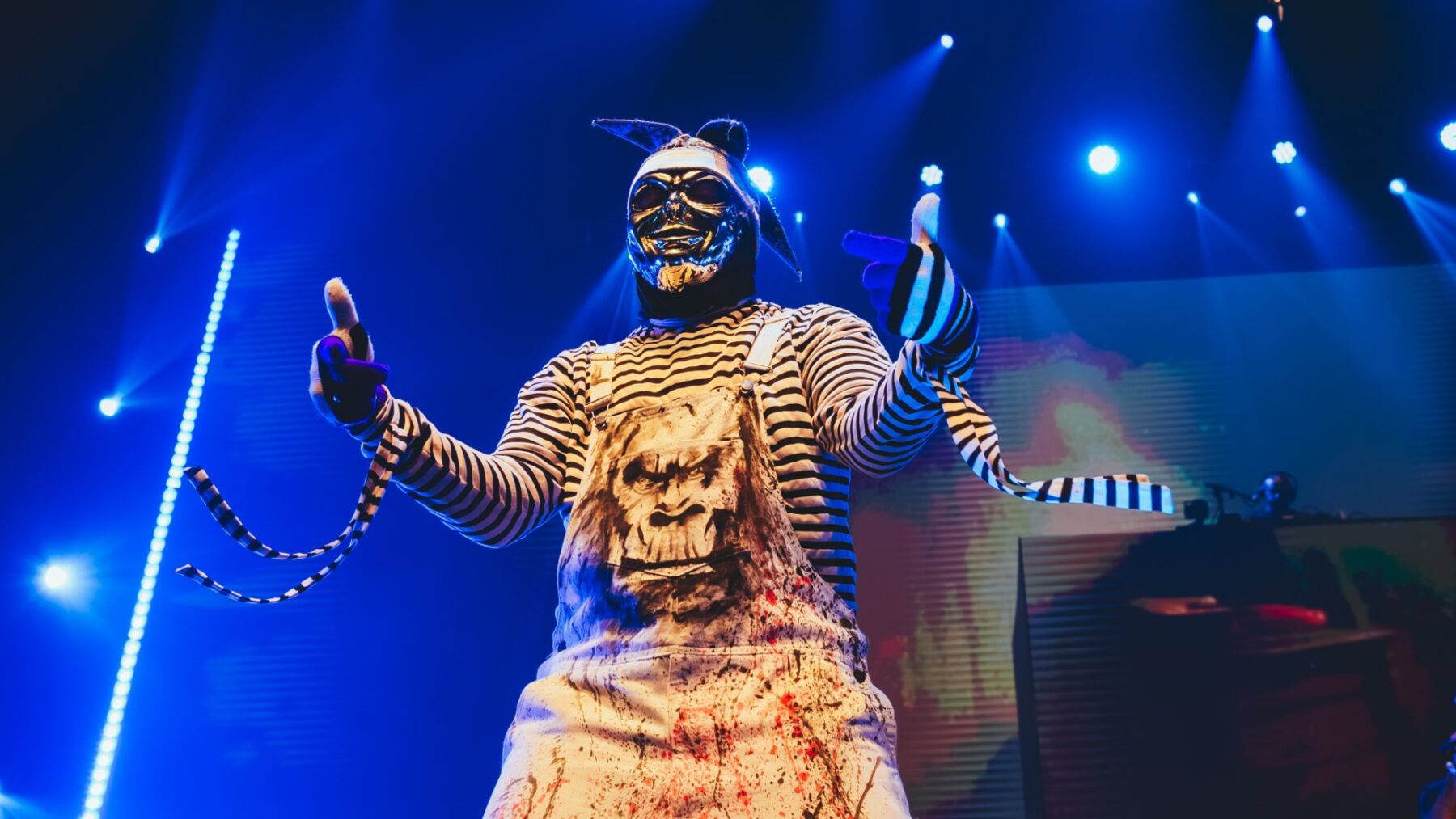 Personagem Palhaço em show do Racionais MC's na quarta edição da Boogie Week, no Espaço Unimed, em São Paulo | Rafael Strabelli - 22.nov.2024/Divulgação