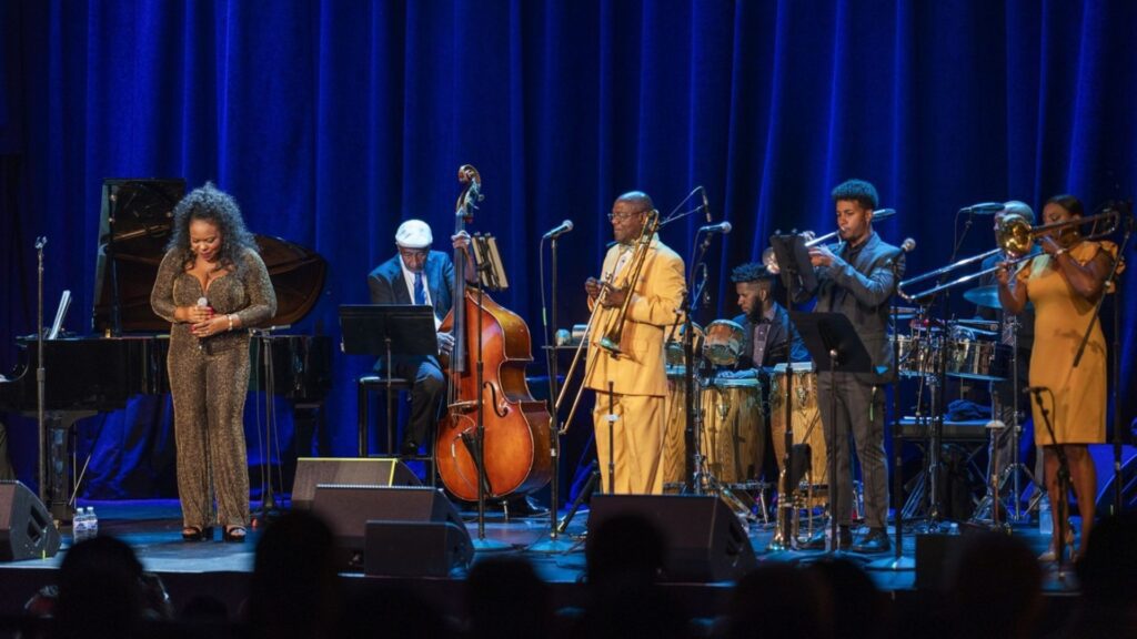 Jesus 'Aguaje' Ramos, com trombone ao centro, em show do Buena Vista Social Orchestra | Cory Ingram