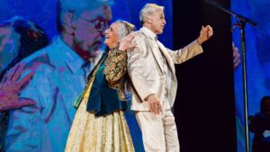 Maria Bethânia (esq.) e Caetano Veloso em show no Classic Hall, em Olinda, no Grande Recife | 25.out2024/Divulgação