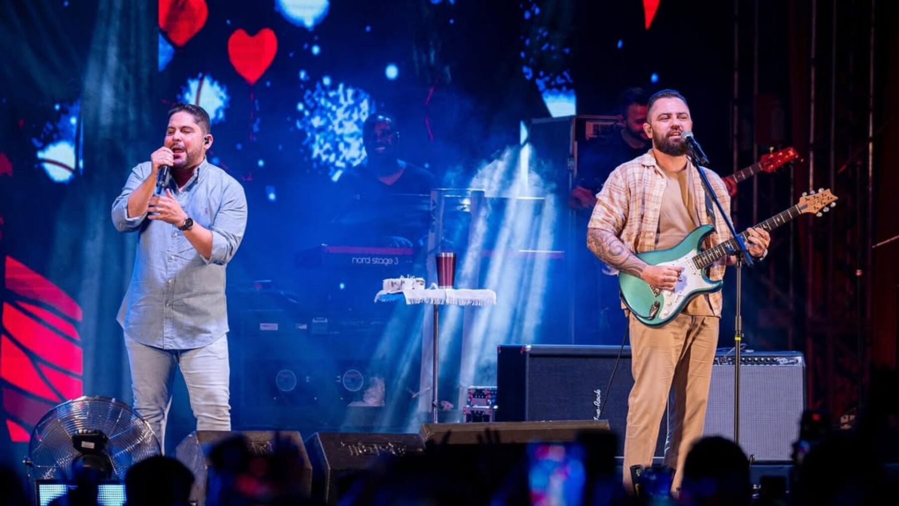 Jorge Barcelos (esq.) e Mateus Liduário em show da dupla sertaneja no Festival da Batata em Ouro Branco, MG | Cadu Fernandes - 28.nov.2024/Divulgação