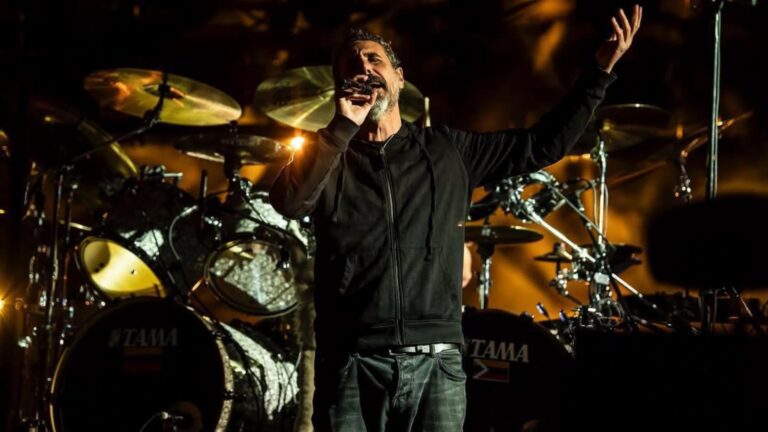 Vocalista Serj Tankian em show do System of a Down no BMO Stadium, em Los Angeles, na Califórnia | Maurice Nunez - 4.fev.2022/Divulgação