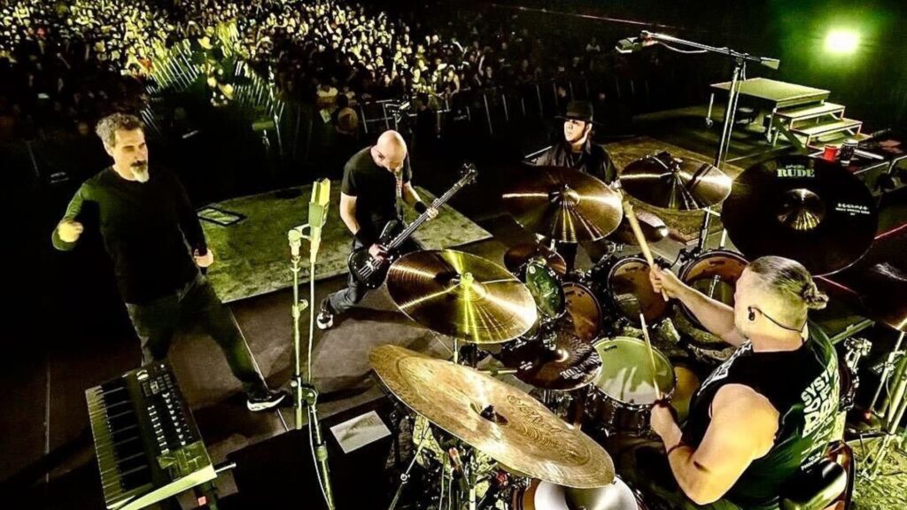 Baterista John Dolmayan (em primeiro plano), guitarrista Daron Malakian (dir. p/ esq.), baixista Shavo Odadjian e vocalista Serj Tankian em show do SOAD no festival Sick New World, em Las Vegas, nos EUA | Maurice Nunez - 13.mai.2023