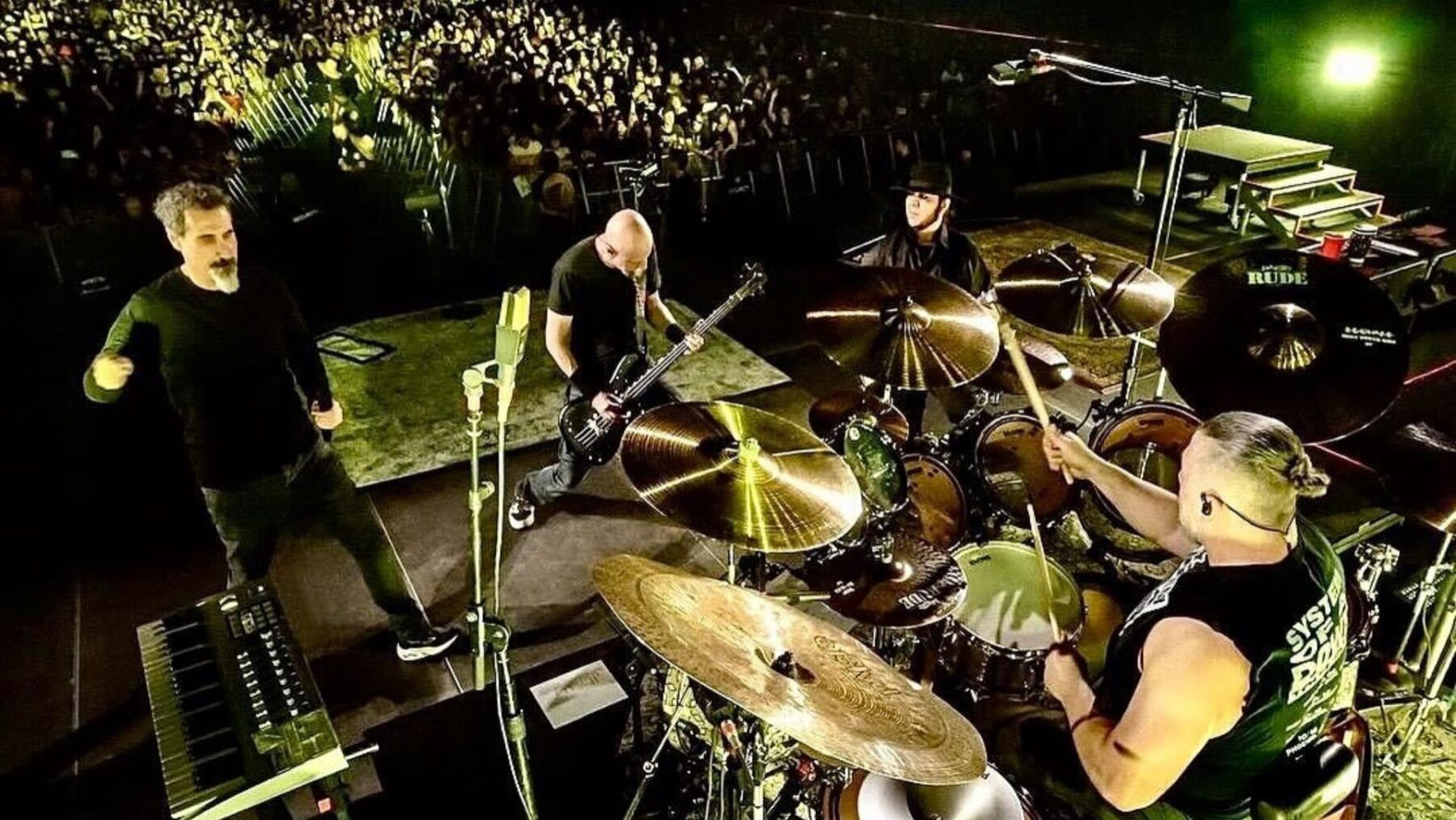 Baterista John Dolmayan (em primeiro plano), guitarrista Daron Malakian (dir. para esq), baixista Shavo Odadjian e vocalista Serj Tankian em show do SOAD no festival Sick New World, em Las Vegas, nos EUA | Maurice Nunez - 13.mai.2023