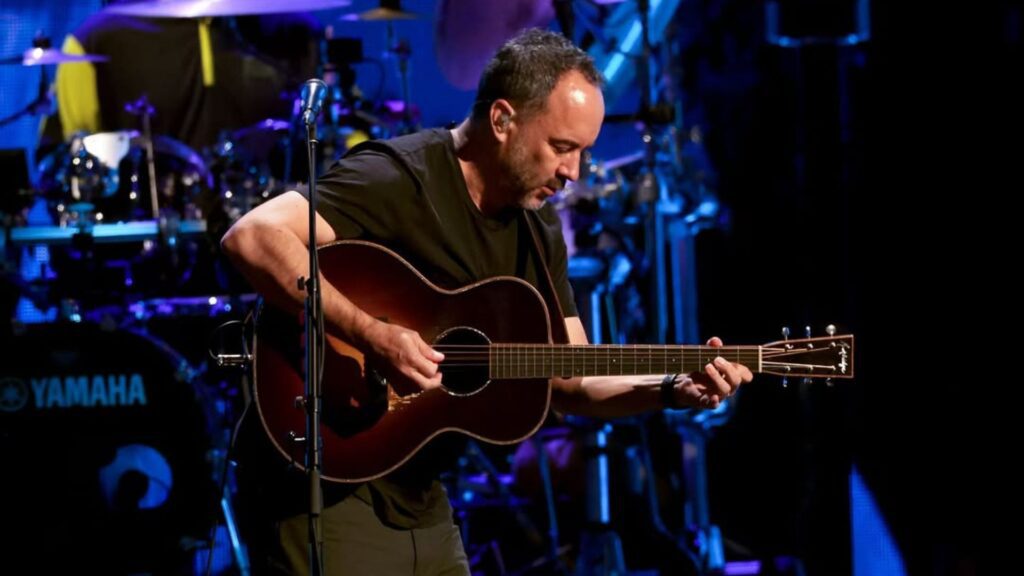 Dave Matthews, vocalista de sua banda, em show na cerimônia do Hall da Fama do Rock em Cleveland, nos EUA | 19.out.2024/Divulgação