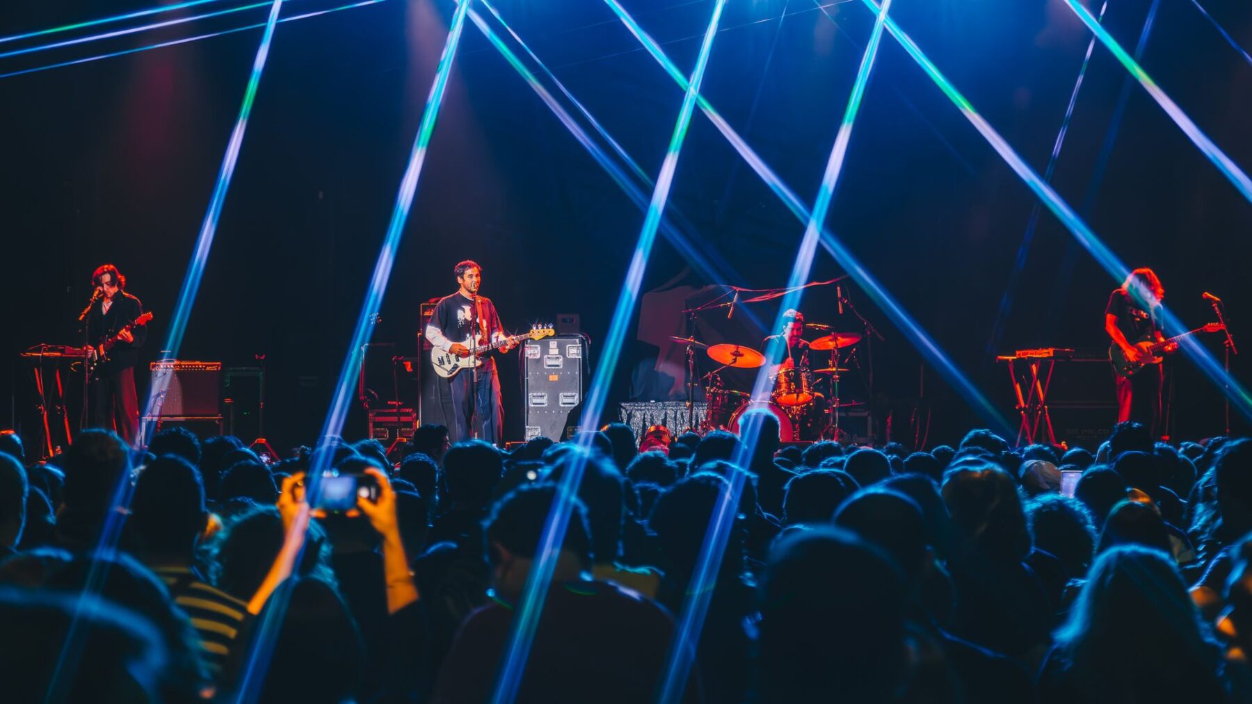 Terno Rei no palco do Espaço Unimed, em São Paulo, para abertura do show do Smashing Pumpkins | Rafael Strabelli - 3.nov.2024/Divulgação