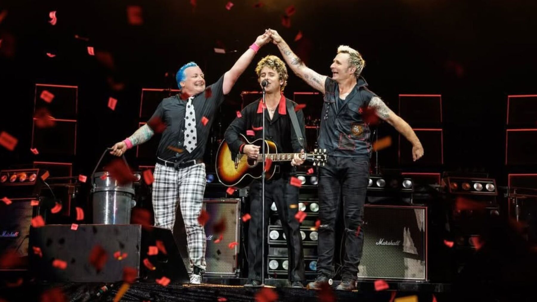 Baterista Tré Cool (esq.), vocalista e guitarrista Billie Joe Armstrong (centro) e baixista Mike Dirnt em show do Green Day no T-Mobile Park, em Seattle, nos EUA | Greg Schneider - 23.set.2024/Divulgação