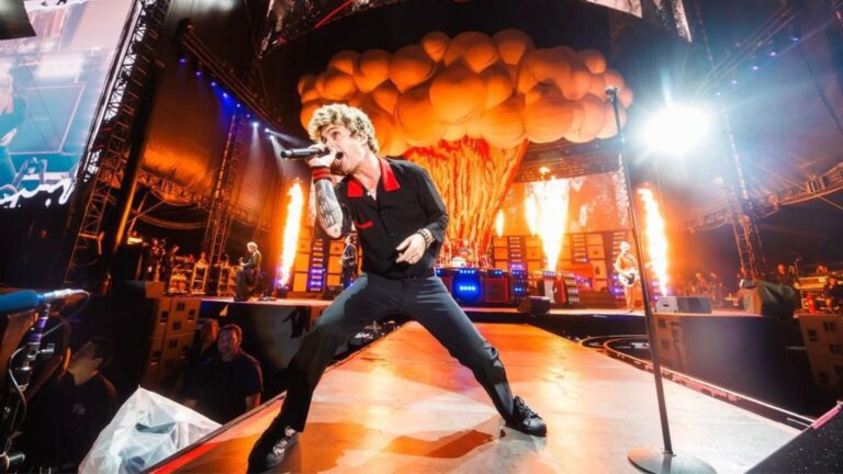 Vocalista e guitarrista Billie Joe Armstrong em show do Green Day no T-Mobile Park, em Seattle, nos EUA | Greg Schneider - 23.set.2024/Divulgação