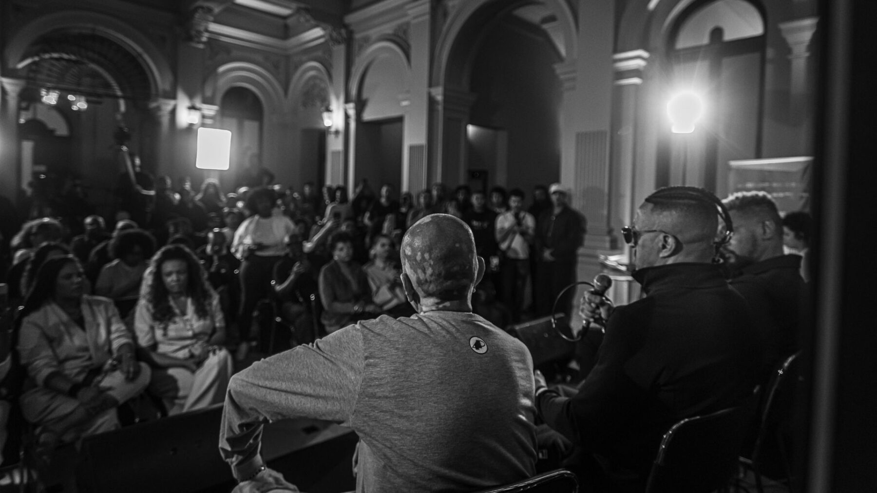 KL Jay (esq.), Mano Brown (centro) e Edi Rock, do Racionais MC's, no palco para entrevista no Museu das Favelas, em São Paulo | Igor Miranda - 4.dez.2024/Divulgação