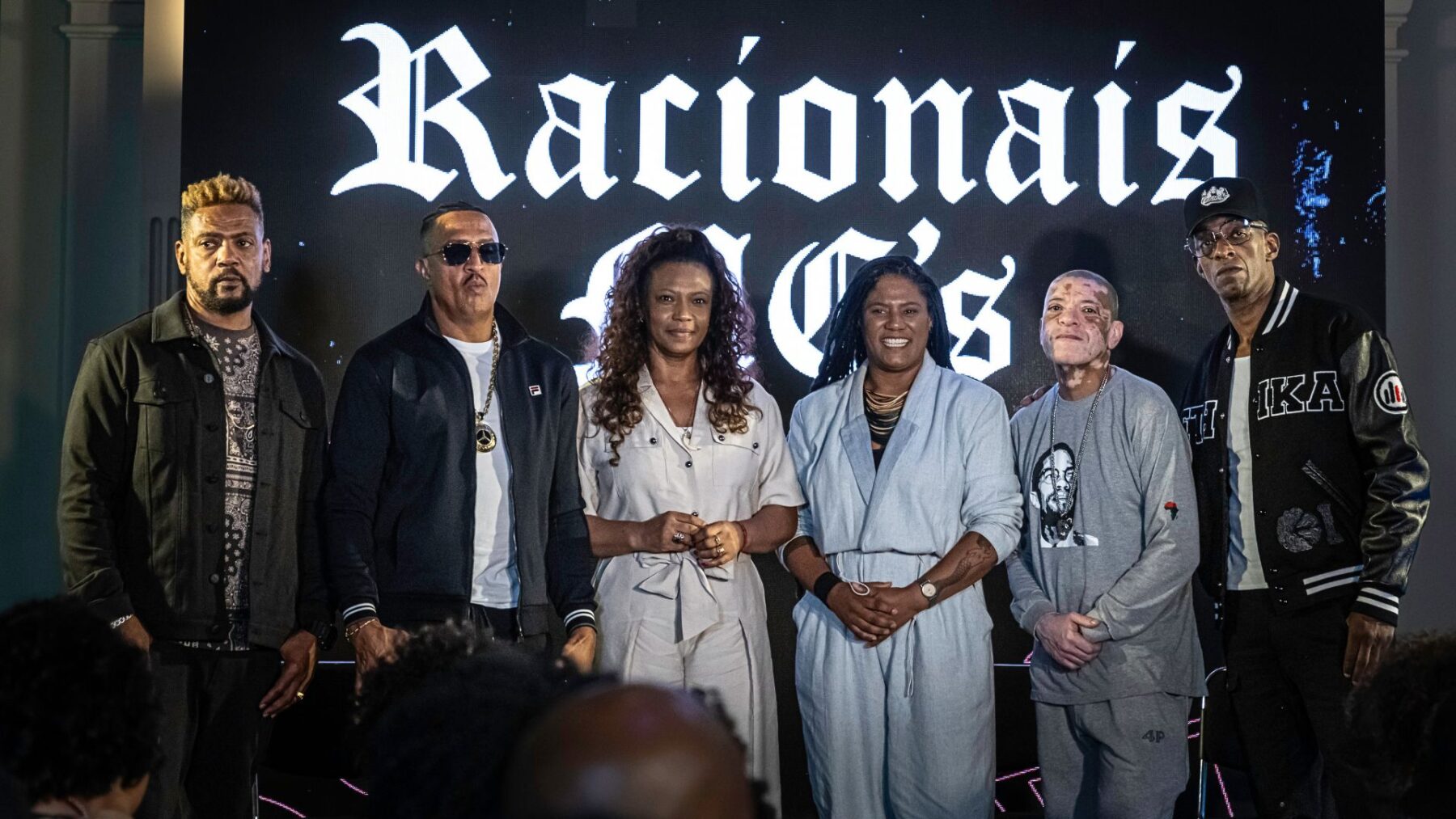 Edi Rock, Mano Brown, Eliane Dias, Natália Cunha, KL Jay e Ice Blue (esq. p/ dir.) posam no Museu das Favelas, no centro de São Paulo, que abriga a exposição "Racionais MC´s - O Quinto Elemento” | Igor Miranda - 4.dez.2024/Divulgação