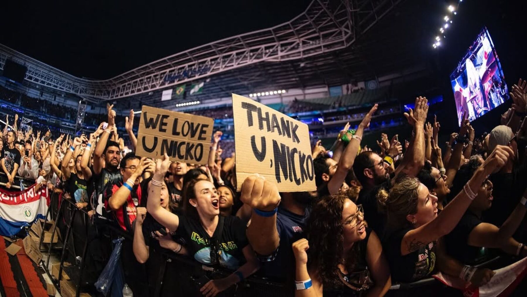 Público com cartazes de "Obrigado, Nicko" e "Nós te amamos, Nicko" para o baterista Nicko McBrain em show do Iron Maiden, no Allianz Parque, em São Paulo | 7.dez.2024/Divulgação