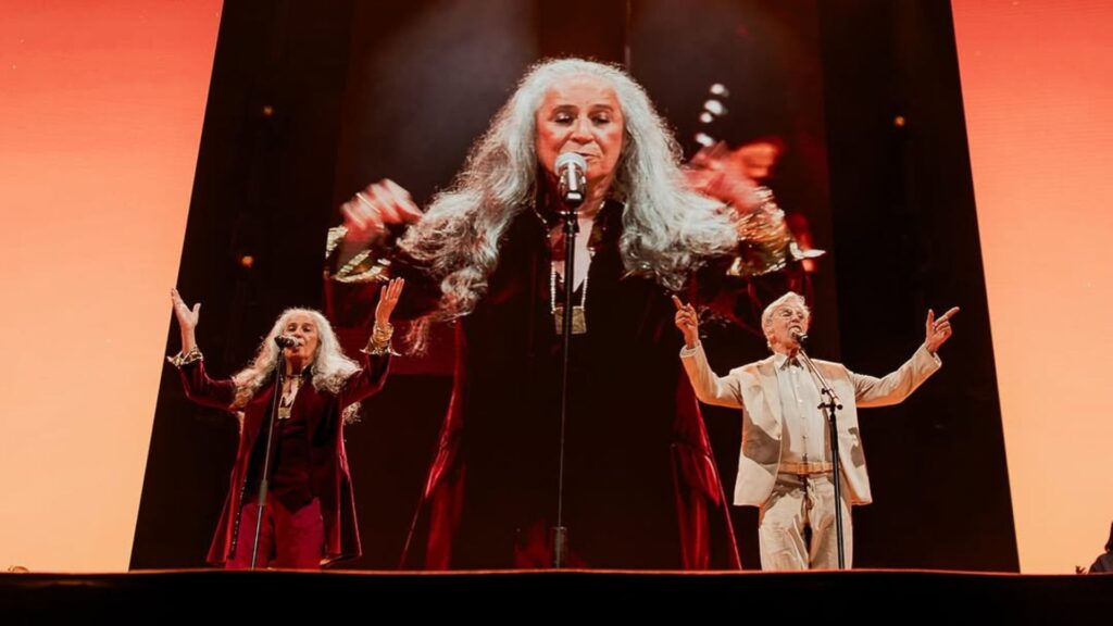 Maria Bethânia (esq.) e Caetano Veloso em primeiro show da turnê "Caetano & Bethânia" no Allianz Parque, em São Paulo | Iris Alves - 14.dez.2024/Divulgação