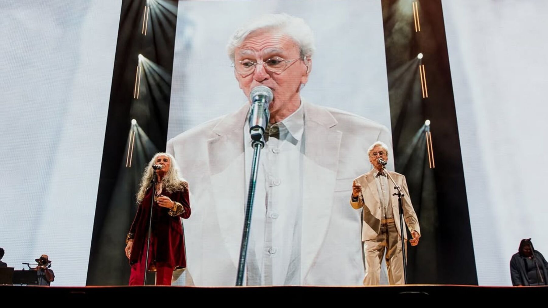 Maria Bethânia (esq.) e Caetano Veloso em primeiro show da turnê "Caetano & Bethânia" no Allianz Parque, em São Paulo | Iris Alves - 14.dez.2024/Divulgação