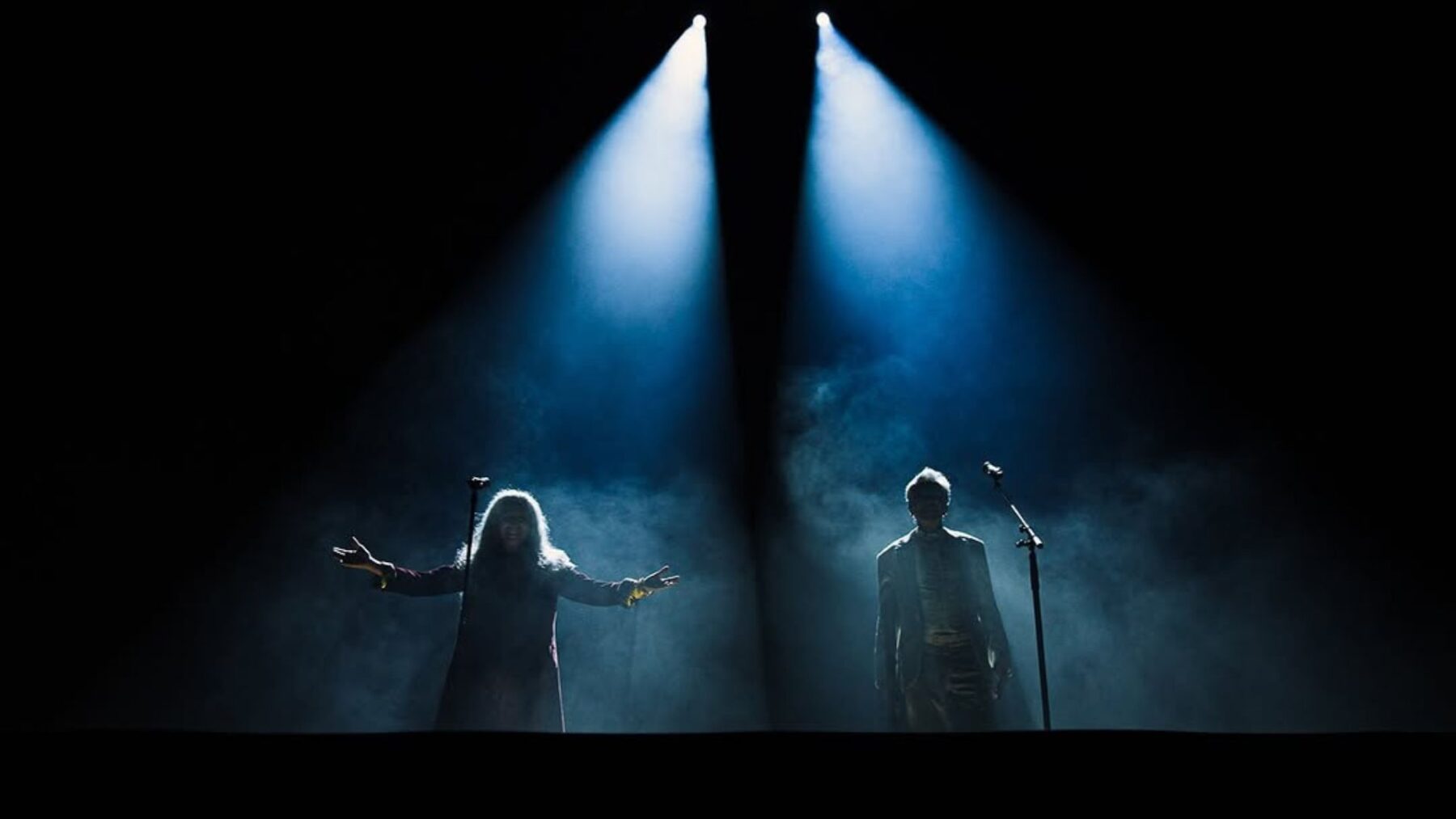 Maria Bethânia (esq.) e Caetano Veloso em primeiro show da turnê "Caetano & Bethânia" no Allianz Parque, em São Paulo | Iris Alves - 14.dez.2024/Divulgação