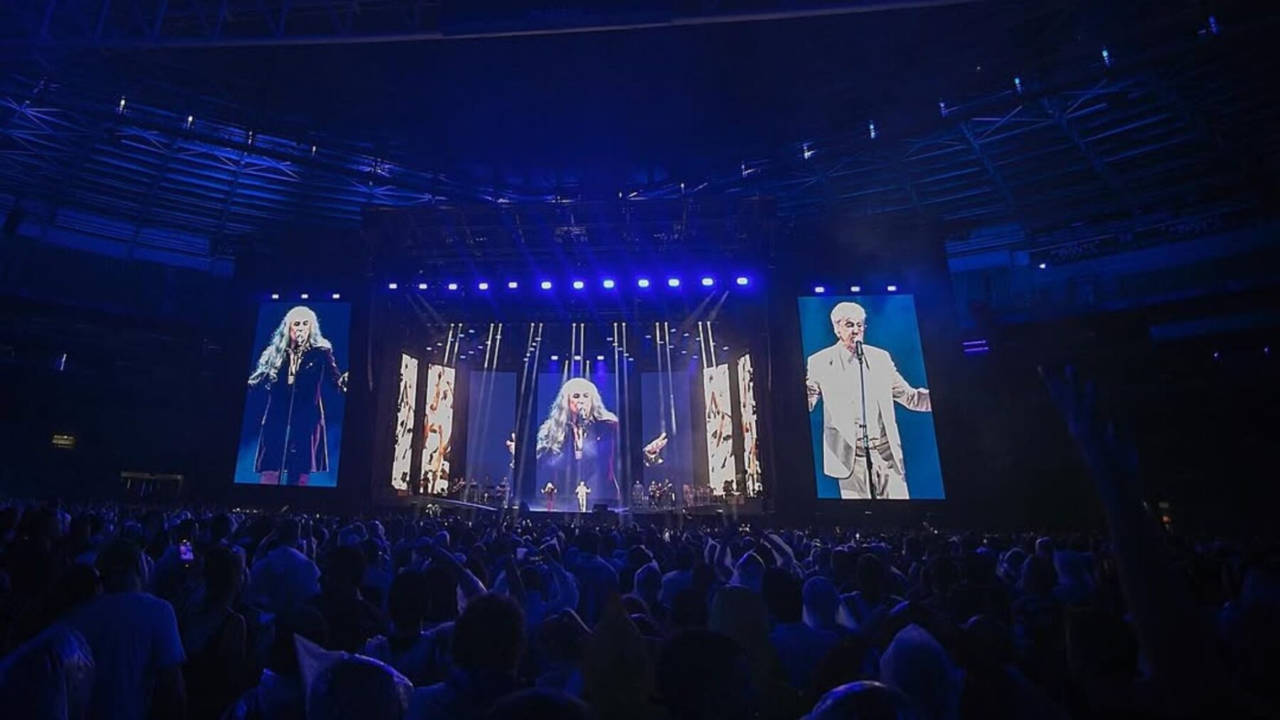 Maria Bethânia (esq.) e Caetano Veloso em primeiro show da turnê "Caetano & Bethânia" no Allianz Parque, em São Paulo | Iris Alves - 14.dez.2024/Divulgação