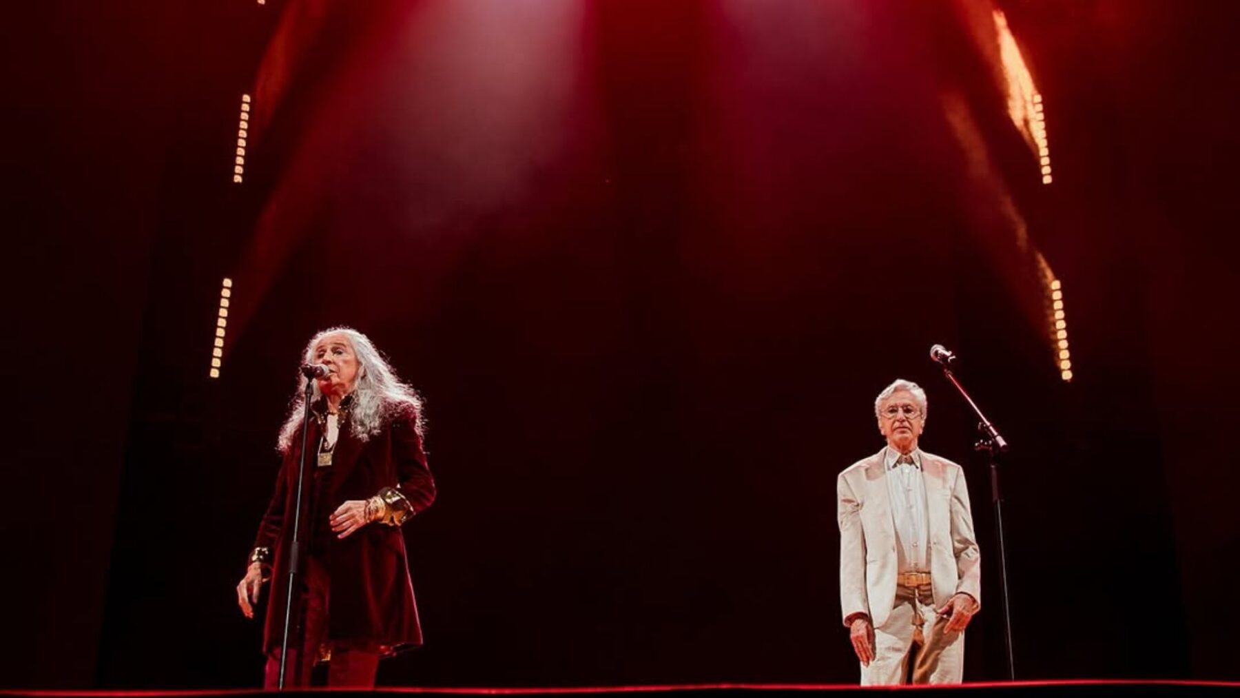 Maria Bethânia (esq.) e Caetano Veloso em primeiro show da turnê "Caetano & Bethânia" no Allianz Parque, em São Paulo | Iris Alves - 14.dez.2024/Divulgação