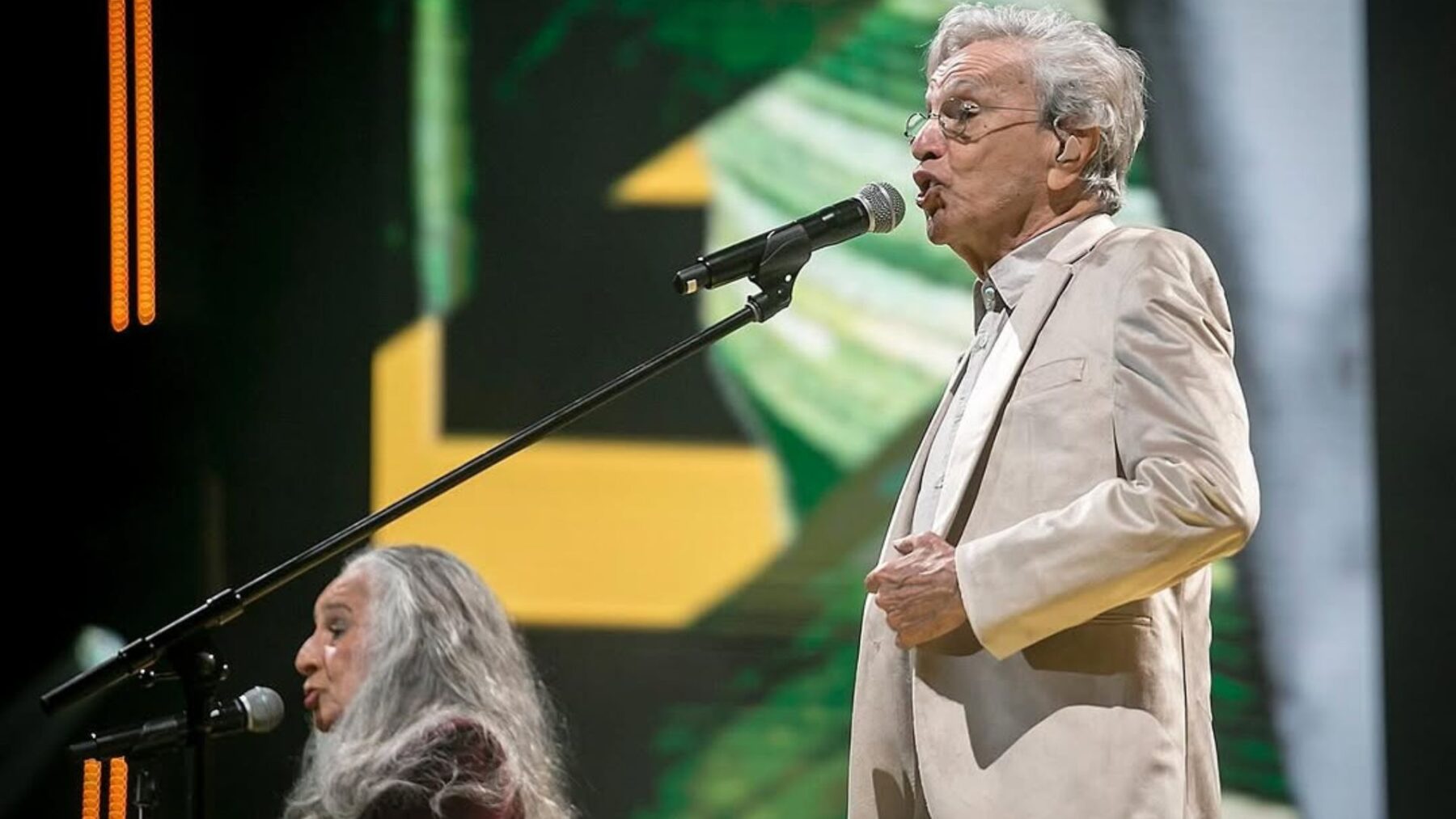 Maria Bethânia (esq.) e Caetano Veloso em primeiro show da turnê "Caetano & Bethânia" no Allianz Parque, em São Paulo | 14.dez.2024/Divulgação