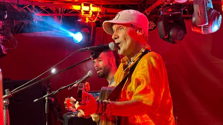 Manu Chao (frente) e argentino MatuMati em show no Kingston Club, no Rio | Amon Borges - 15.dez.2024/Portal Lineup