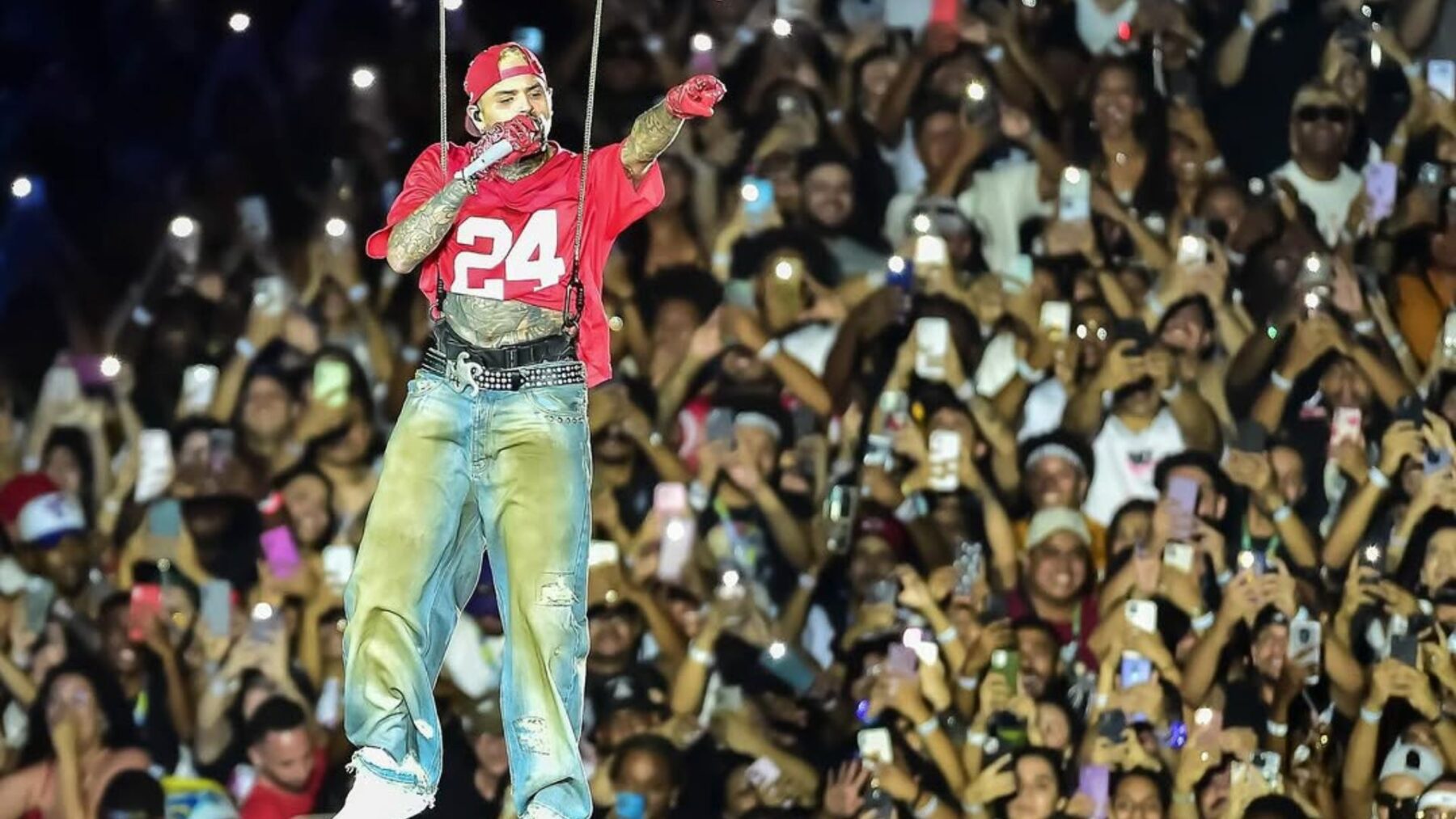 Chris Brown sobrevoa público em show no Allianz Parque, em São Paulo | 22.dez.2024/Divulgação