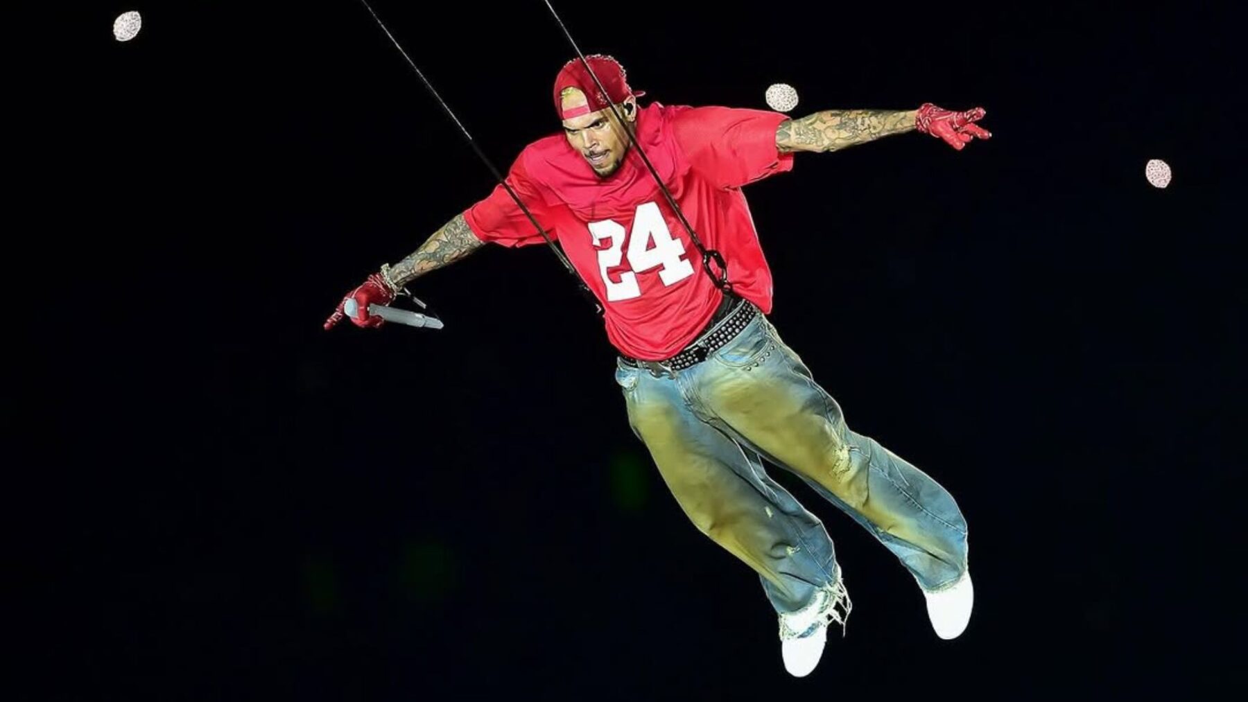 Chris Brown sobrevoa público em show no Allianz Parque, em São Paulo | 22.dez.2024/Divulgação