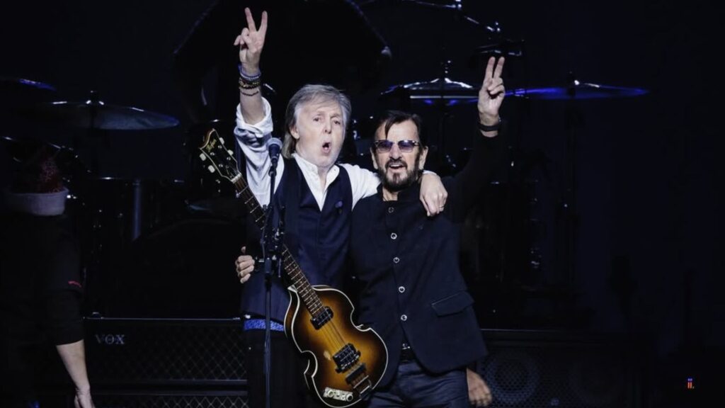 Paul McCartney (esq.) e Ringo Starr em show da turnê 'Got Back' na O2 Arena, em Londres | MJ Kim - 19.dez.2024/Divulgação