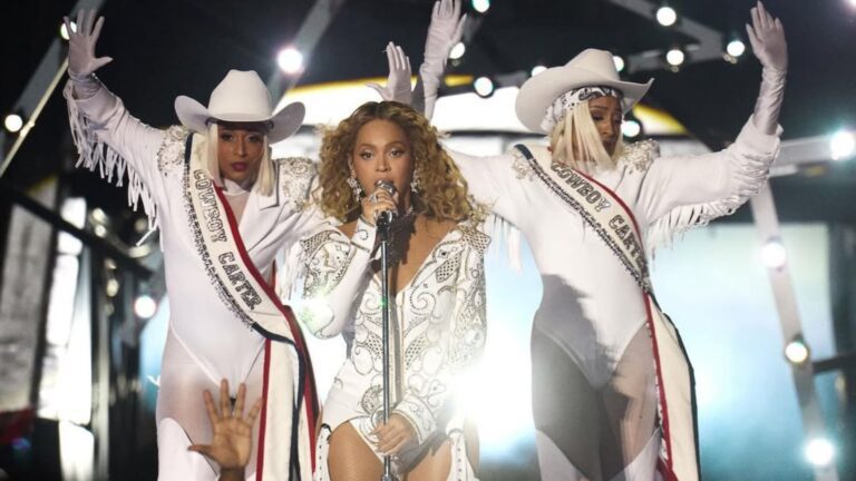 Beyoncé em show durante intervalo da partida entre Baltimore Ravens e Houston Texans, da NFL, no NRG Stadium, em Houston | 25.dez.2024/Divulgação