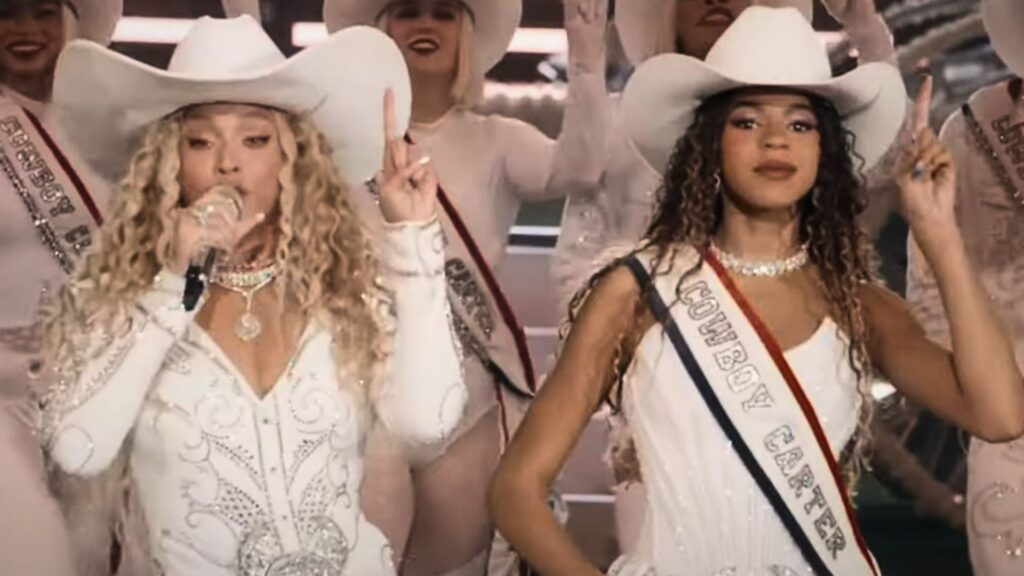 Beyoncé (esq.) e sua filha Blue Ivy em show durante intervalo da partida entre Baltimore Ravens e Houston Texans, da NFL, no NRG Stadium, em Houston | 25.dez.2024/Reprodução