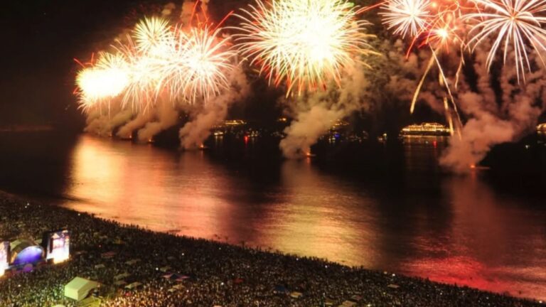 Fogos de artíficio iluminam praia de Copacabana no Réveillon de 2024 | 1°.jan.2024/Divulgação