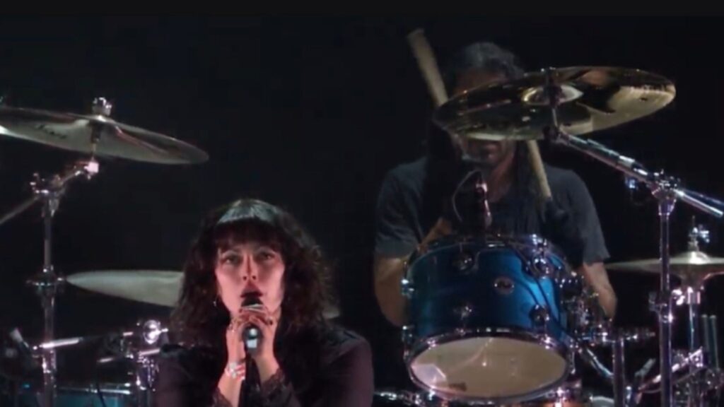 Violet Grohl (esq.), filha de Dave Grohl, ao lado do pai em show especial com remanescentes do Nirvana no FireAid, no Kia Forum, em Inglewood, na Califórnia | 31.jan.2025/Reprodução