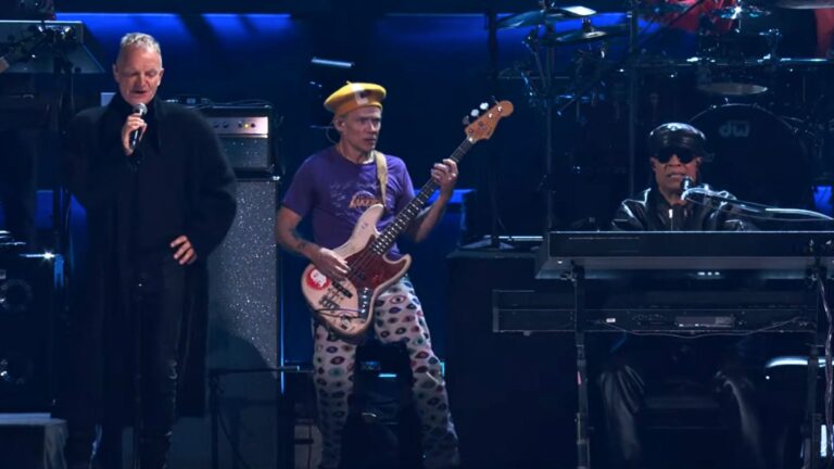 Sting (esq.), Flea (centro) e Stevie Wonder em show especial no FireAid, no Intuit Dome, na região de Los Angeles | 31.jan.2025/Reprodução