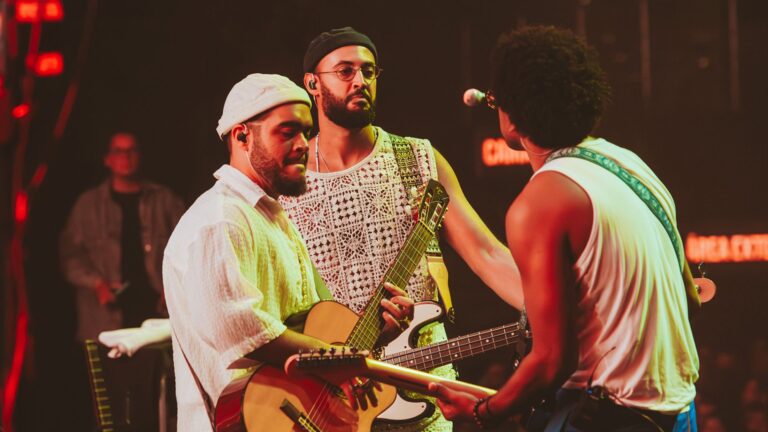 Francisco Gi (esq.), José Gil (centro) e João Gil em show do Gilsons no Espaço Unimed, em São Paulo | 17.mai.2024/Divulgação