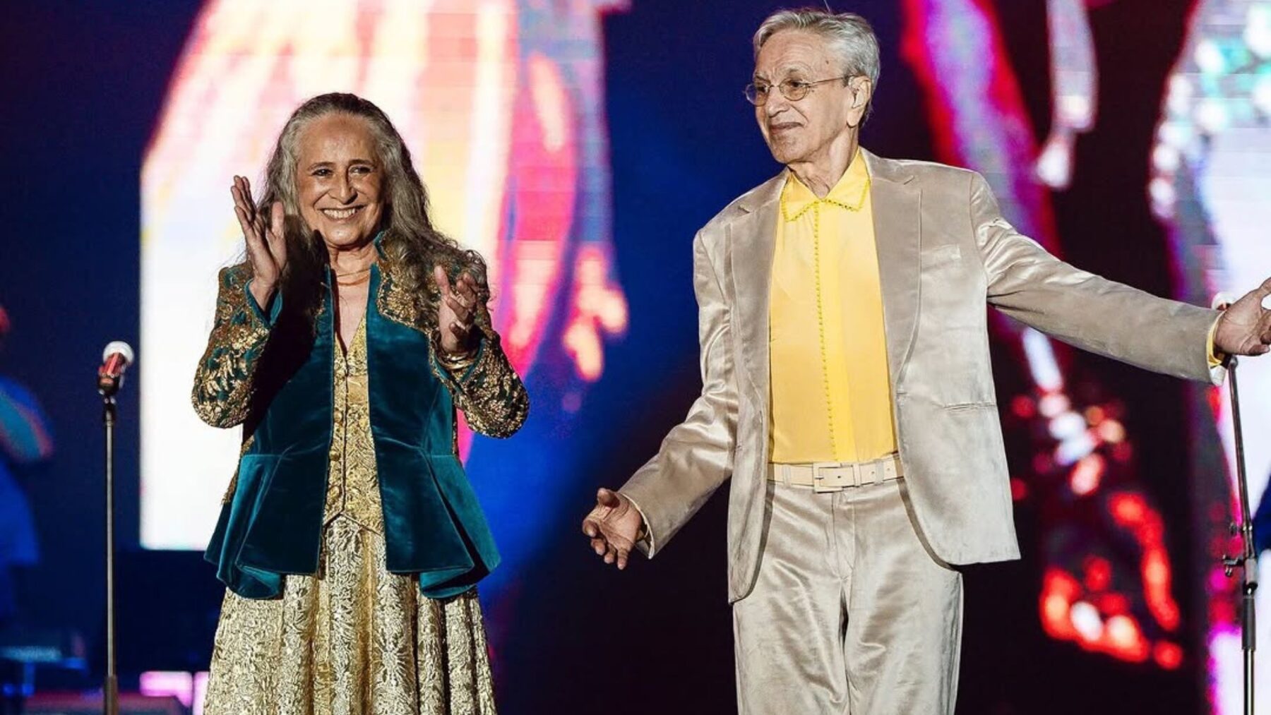 Maria Bethânia (esq.) e Caeteno Veloso em show de Réveillon na praia de Copacabana, no Rio | 31.dez.2024/Divulgação