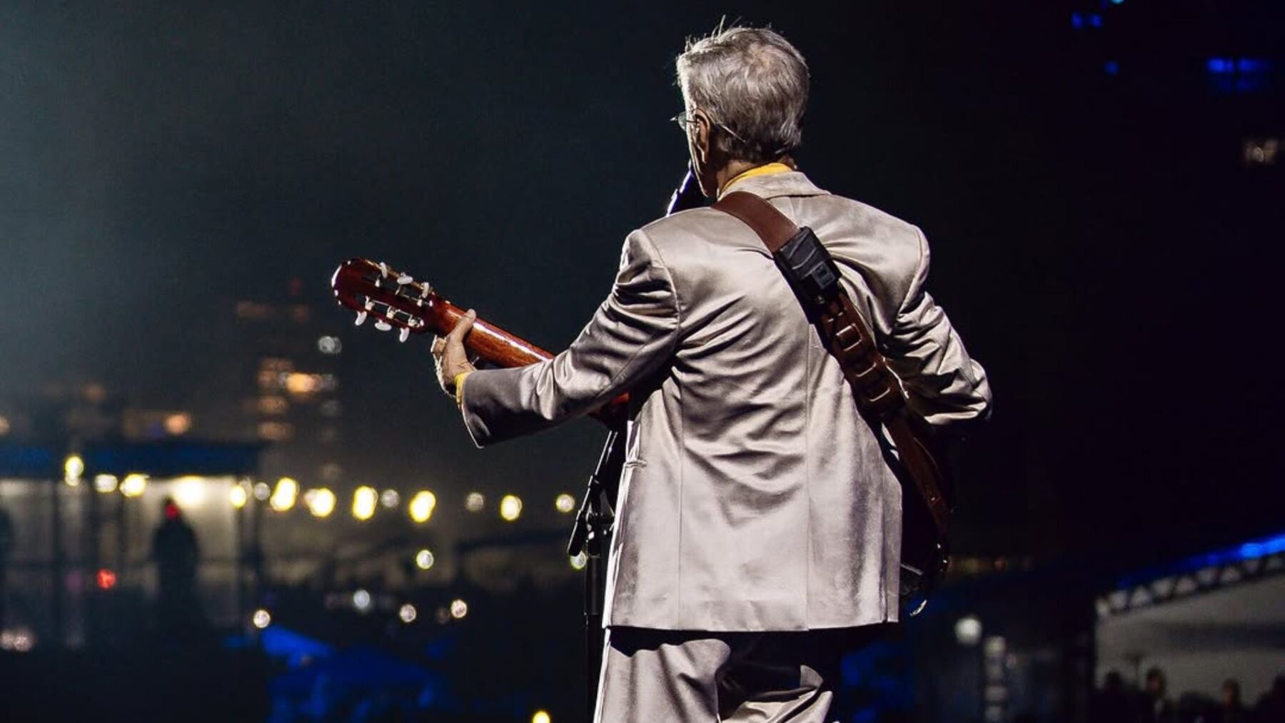 Caeteno Veloso em show de Réveillon na praia de Copacabana, no Rio | 31.dez.2024/Divulgação