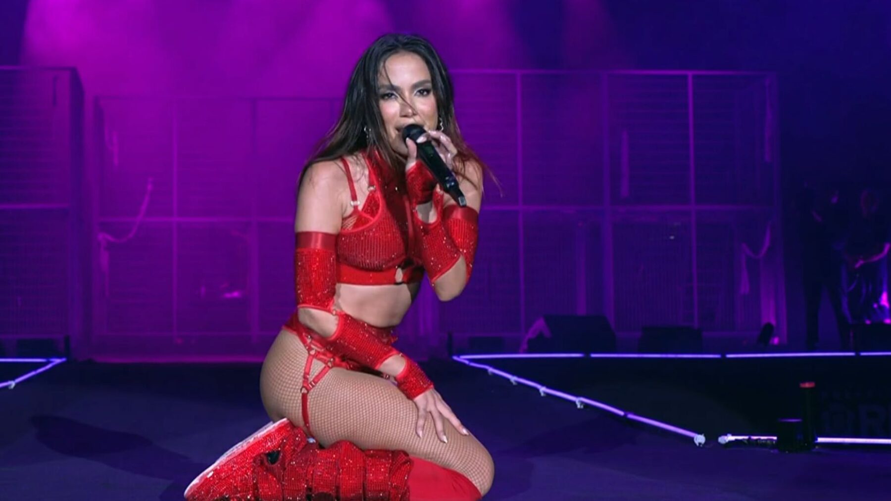 Anitta em show na festa de Réveillon na praia de Copacabana no Rio | 1°.jan.2025/Divulgação