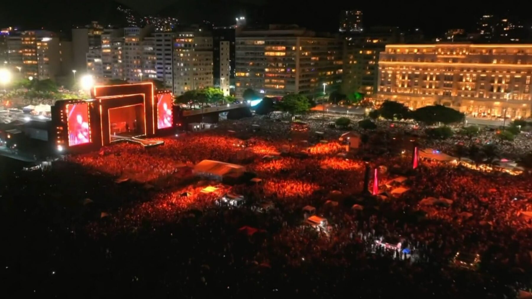 Anitta em show na festa de Réveillon na praia de Copacabana no Rio | 1°.jan.2025/Divulgação