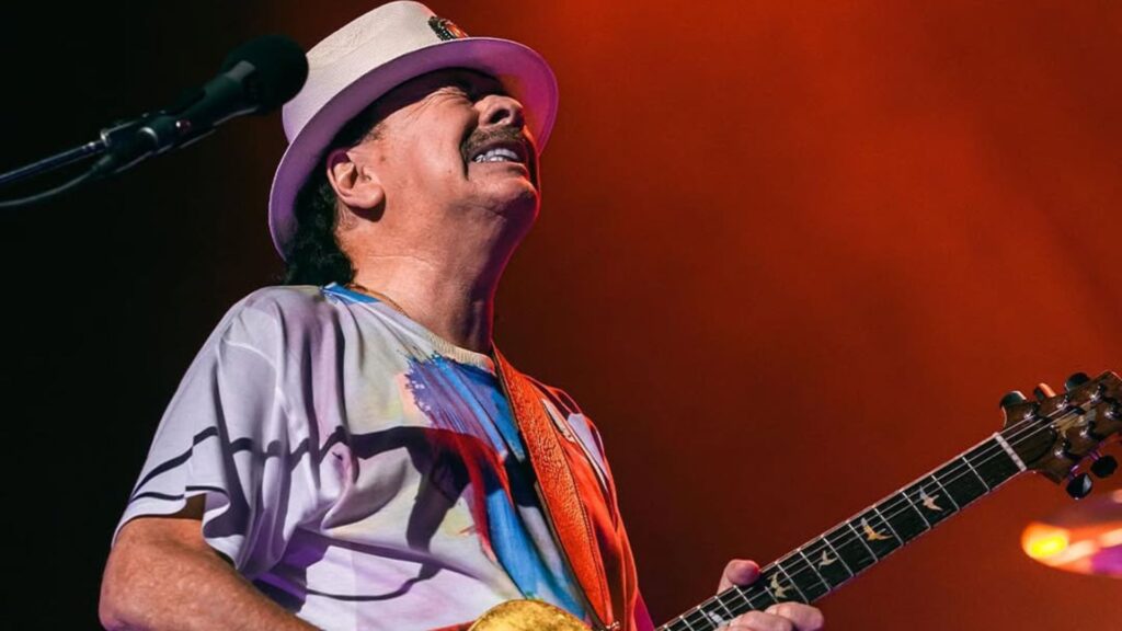 Guitarrista mexicano Carlos Santana em show no Beacon Theatre, em Nova York | 17.jun.2023/Divulgação