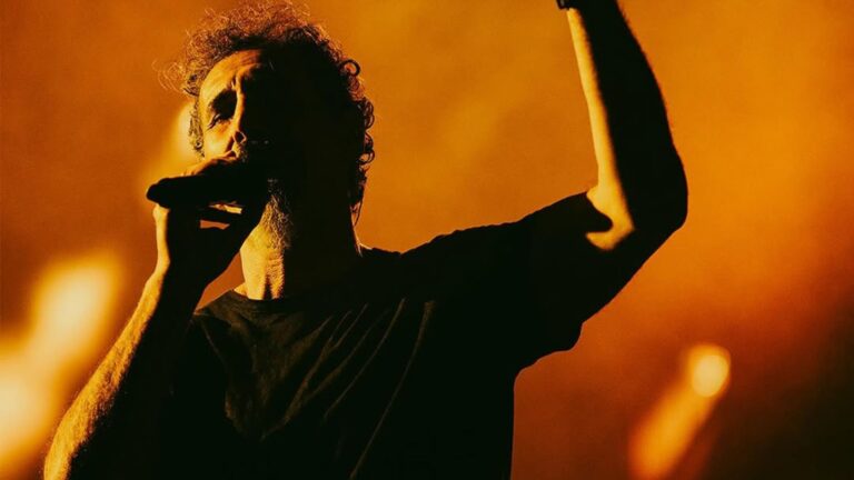 Serj Tankian em show do System of a Down no festival Sick New World, em Las Vegas, nos Estados Unidos | 27.abr.2024/Divulgação