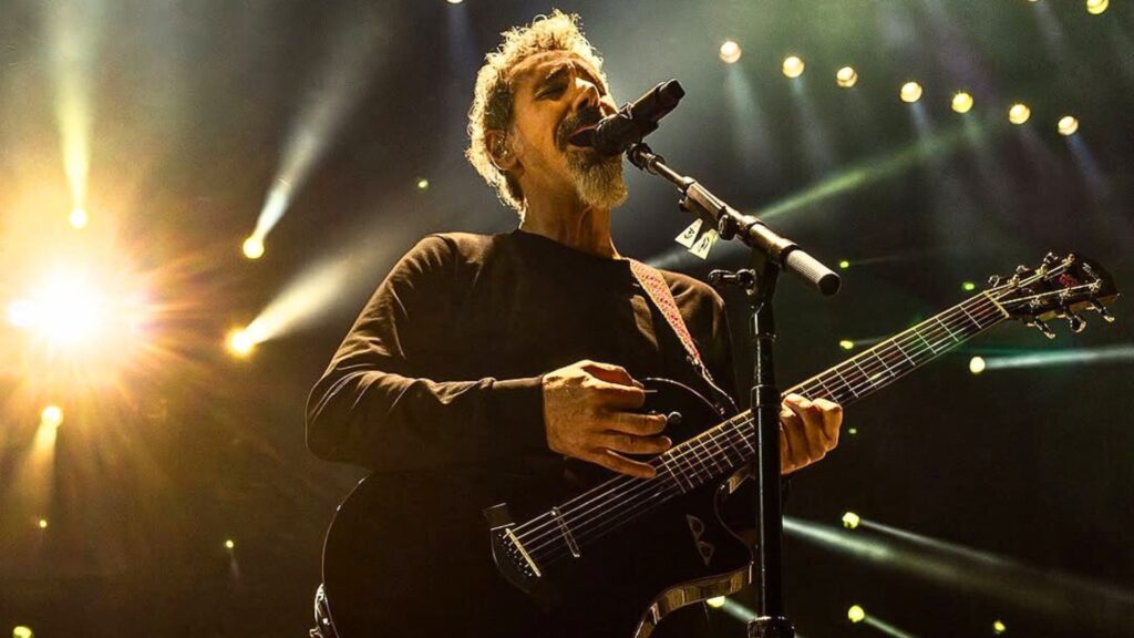 Serj Tankian em show do System of a Down no festival Sick New World, em Las Vegas, nos Estados Unidos | Greg Watermann - 13.mai.2023/Divulgação