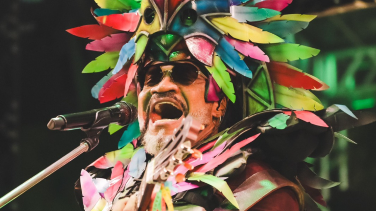 Carlinhos Brown em show no Candyall Guetho Square, em Salvador | Lucas Leawry - 12.jan.2025/Divulgação