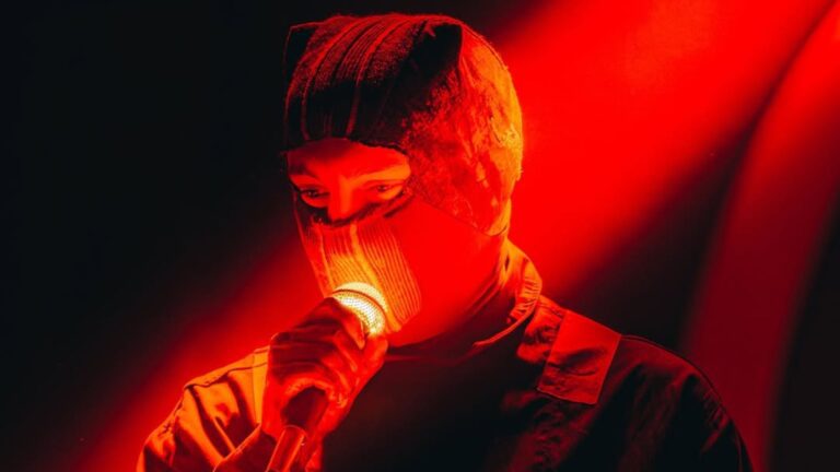 Vocalista Tyler Joseph em show do Twenty One Pilots na Pedreira Paulo Leminski, em Curitiba | 22.jan.2025/Divulgação