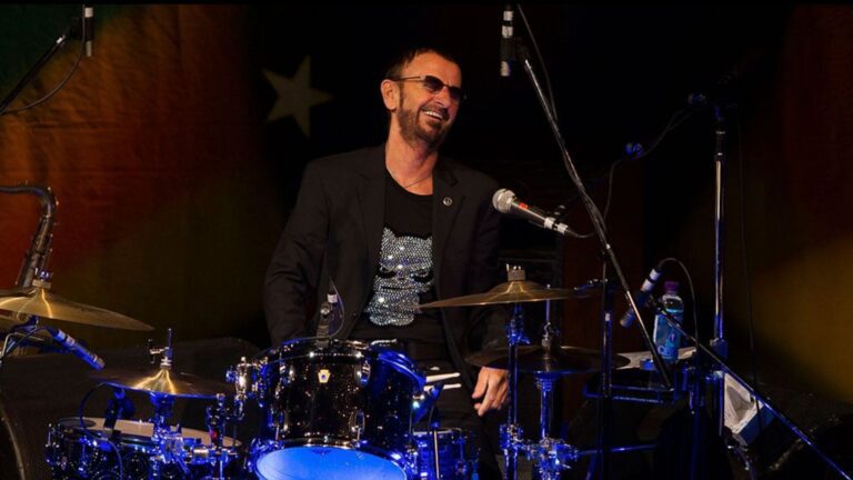 Ex-beatle Ringo Starr em show com bateria | Divulgação