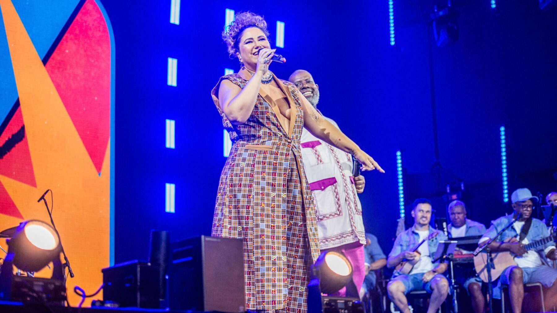 Maria Rita (esq.) e Péricles em show especial do "Pagode do Pericão", no Pavilhão do Anhembi, em São Paulo | Duda Aquino - 25.jan.2025/Divulgação
