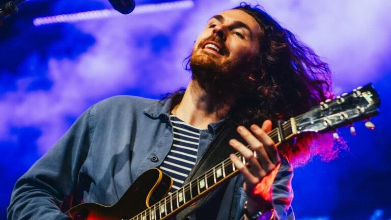 Cantor irlandês Hozier em show da turnê "Unreal Unearth" no Rivertage, em Brisbane, na Austrália | 18.nov.2024/Divulgação