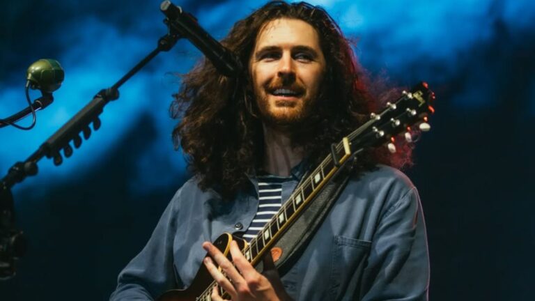 Cantor irlandês Hozier em show da turnê "Unreal Unearth" no Rivertage, em Brisbane, na Austrália | 18.nov.2024/Divulgação