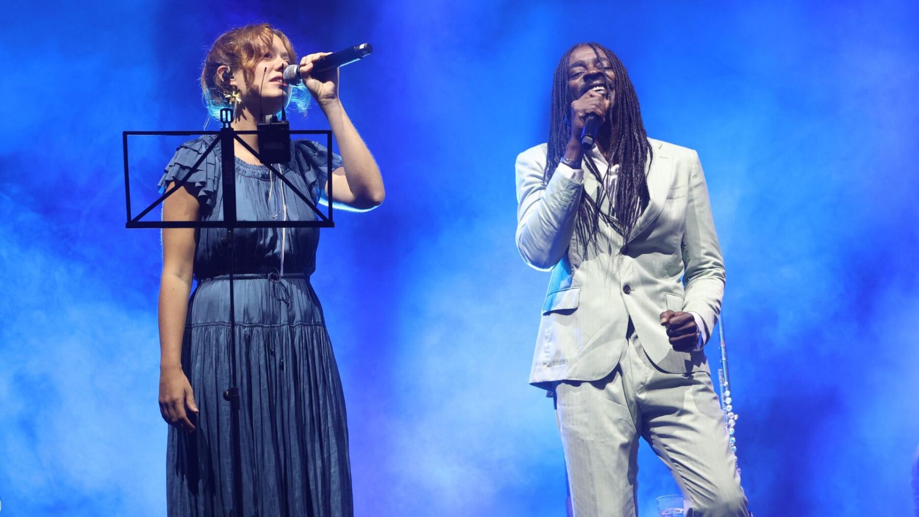 Maria Luiza Jobim (esq.), filha de Tom Jobim, e Seu Jorge em show no festival Rio Bossa Nossa, na praia de Ipanema | 26,jan.2025/Divulgação