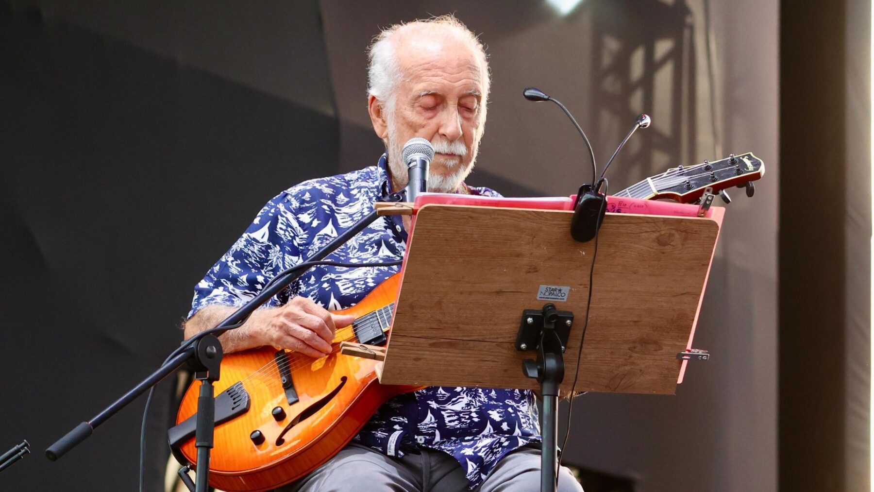 Roberto Menescal em show no festival Rio Bossa Nossa, na praia de Ipanema | 25,jan.2025/Divulgação